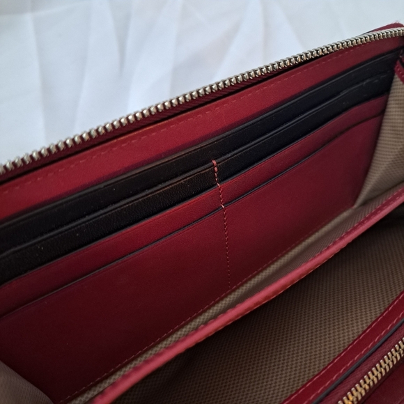Tumi | Red leather ladies Wallet and black trim - Picture 11 of 14